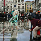 Carnevale di Venezia con un po' di acqua alta a San Marco