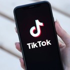 Amazon contro Tik Tok, dipendenti obbligati a rimuovere l'App dal cellulare: «Sicurezza a rischio»