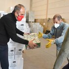 Terni, i dipendenti Ast regalano il premio di Natale al Banco Alimentare: comprati prodotti per 4500 famiglie