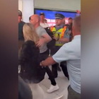 Siviglia-Roma, l'arbitro Taylor spintonato in aeroporto dai tifosi giallorossi: la figlia in lacrime