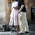 Anziano aiuta una cubana, ma lei lo minaccia