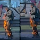 Roma, incidente stradale choc sul Gra: uomo avvolto dalle fiamme fuori dall'auto