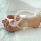 Bambino di 15 mesi con febbre a 40 muore in ospedale, grave il fratellino di 5 mesi. Ipotesi batterio nell'acqua
