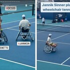Jannik Sinner gioca a tennis in carrozzina con il numero 1 al mondo: «Voleva capire quanto è difficile»