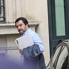 Salvini twitta a urne aperte: «Voto Lega». Scoppia la polemica, Pd all'attacco