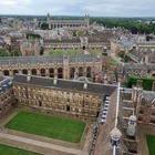 Cambridge alza bandiera bianca: lezioni online fino all'estate 2021
