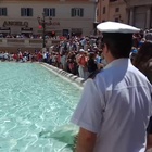 Roma, svuotano il drink nella fontana di Trevi e aggrediscono gli agenti: arrestati tre turisti australiani