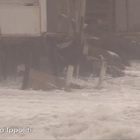 Ostia, violenta mareggiata,a rischio le scogliere di ponente: torna il fenomeno della schiuma sulla spiaggia