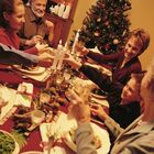 Natale, Faq e regole per il cenone: a tavola al massimo in 6, niente cin cin e auguri al vivavoce