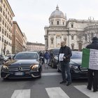 Traffico in tilt nel Centro di Roma: identificati decine di Ncc, rischiano la denuncia per manifestazione non autorizzata