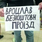 Ucraina, viaggio alla frontiera. Quegli angeli con i cartelli: «Prendo i profughi a casa»
