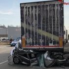 Incidente a Vicenza, diciottenne finisce con l'auto sotto a un camion: morto sul colpo