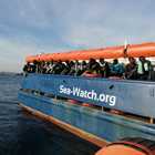 «Migranti costretti a seppellire i cadaveri dei loro compagni in Libia», i racconti dei naufraghi della Sea Watch