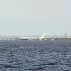 Usa, Boeing 737 supera la pista in fase di atterraggio e scivola in un fiume