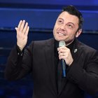 Sanremo, Tiziano Ferro canta Mia Martini, stecca e piange: «Non ce l'ho fatta, scusate»