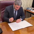 Quirinale, il Presidente della Camera Fico firma le lettere di convocazione del Parlamento