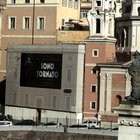 Il manifesto del film su Mussolini davanti al balcone del duce
