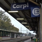 Selfie sui binari, sassi contro il treno e vandalismi sulle auto: ragazzini nei guai a Carpi