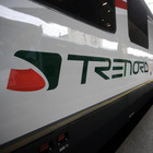 Milano, terrore sul treno: ragazzo di 22 anni picchiato a sangue da due uomini