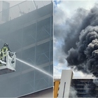 Incendio a Colli Aniene, fiamme in un palazzo: morto un uomo. Tre gli ustionati gravi e 100 intossicati