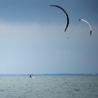 Franco muore a 63 anni mentre fa kitesurf: «Strangolato dal cavo, il mare era agitato»