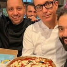Gino Sorbillo prepara (e regala) la pizza con farina di grillo: «Una porcheria». Clienti perplessi