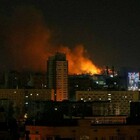 Ucraina, diretta. «Kiev sotto attacco, esplosioni e combattimenti in strada», missile colpisce un edificio. Zelensky guida la resistenza