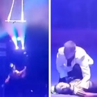Trapezista cade durante lo spettacolo al circo: volo nel vuoto per 10 metri, poi lo schianto. Pubblico sotto choc VIDEO