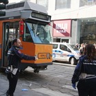 Milano, ragazza di 20 anni investita da un tram in via Torino. «È grave»