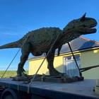 Papà compra online un dinosauro al figlio, a casa arriva una statua da due tonnellate