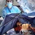 Musicista suona il violino mentre la operano al cervello, incredibile intervento a Taranto