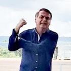 Coronavirus, Bolsonaro negativo al secondo tampone. E su Facebook fa il gesto dell'ombrello. Ma Trump trema