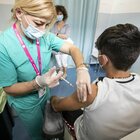 Vaccino, oltre 70% di italiani immunizzati. Ricciardi: «Terza dose in autunno ad anziani e fragili»
