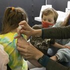Vaccino ai bambini, il caso dei genitori (separati o non) in disaccordo. Chi decide per il figlio?