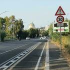 Roma, asfalto aggiustato ma nessuno toglie il limite a 30 km. Il municipio IX: «Una dimenticanza»