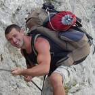 Alessandro Oliva, volo di 100 metri: morto a 31 anni davanti agli amici sul monte Frasassi