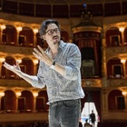 Il regista lirico Michieletto: «Dai teatri a Hollywood, porto Puccini al cinema»