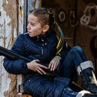 La bimba ucraina con il fucile e il lecca-lecca: la foto diventa un simbolo. Ecco la sua storia