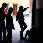 San Saba: baby gang terrorizza 15enne, schiaffi e pugni per il cellulare. I vicini lo salvano chiamando la polizia