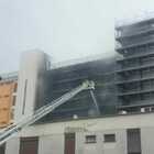 Incendio a Colli Aniene, fiamme in un palazzo: almeno sette feriti e 15 intossicati, tre persone sono gravi