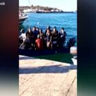 Nuovi sbarchi a Lampedusa, le immagini degli arrivi al porto