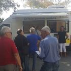 La sede è chiusa per lavori, l'ufficio postale si sposta nel camper La sede è chiusa per lavori, l'ufficio postale si sposta nel camper
