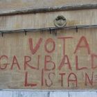 Il Campidoglio cancella per sbaglio la scritta storica "Vota Garibaldi": risaliva al 1948. Pioggia di proteste