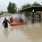 Alluvione in Emilia Romagna: i vigili del fuoco salvano persone con il gommone nel Ravennate