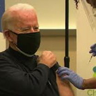 Biden, vaccino anti Covid in diretta tv. Le immagini