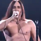 Manuel Agnelli a torso nudo sul palco di X Factor, la sorpresa rock del giudice