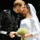 Meghan Markle, l'abito da sposa da 120mila euro non piaceva alla regina Elisabetta: «Troppo bianco per una divorziata»