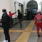 Lecce, l'arrivo in stazione del treno da Roma: controlli della temperatura sui viaggiatori