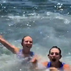 Il tuffo in acqua di Federica e Valentina VIDEO
