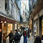 A Venezia i negozi di vicinato stanno scomparendo, all-in sul turismo "mordi e fuggi": «I rapporti umani si dissolvono»